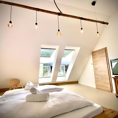 Ferienwohnung Waterfront - Urbane Eleganz Am Bachufer Villach Exterior foto