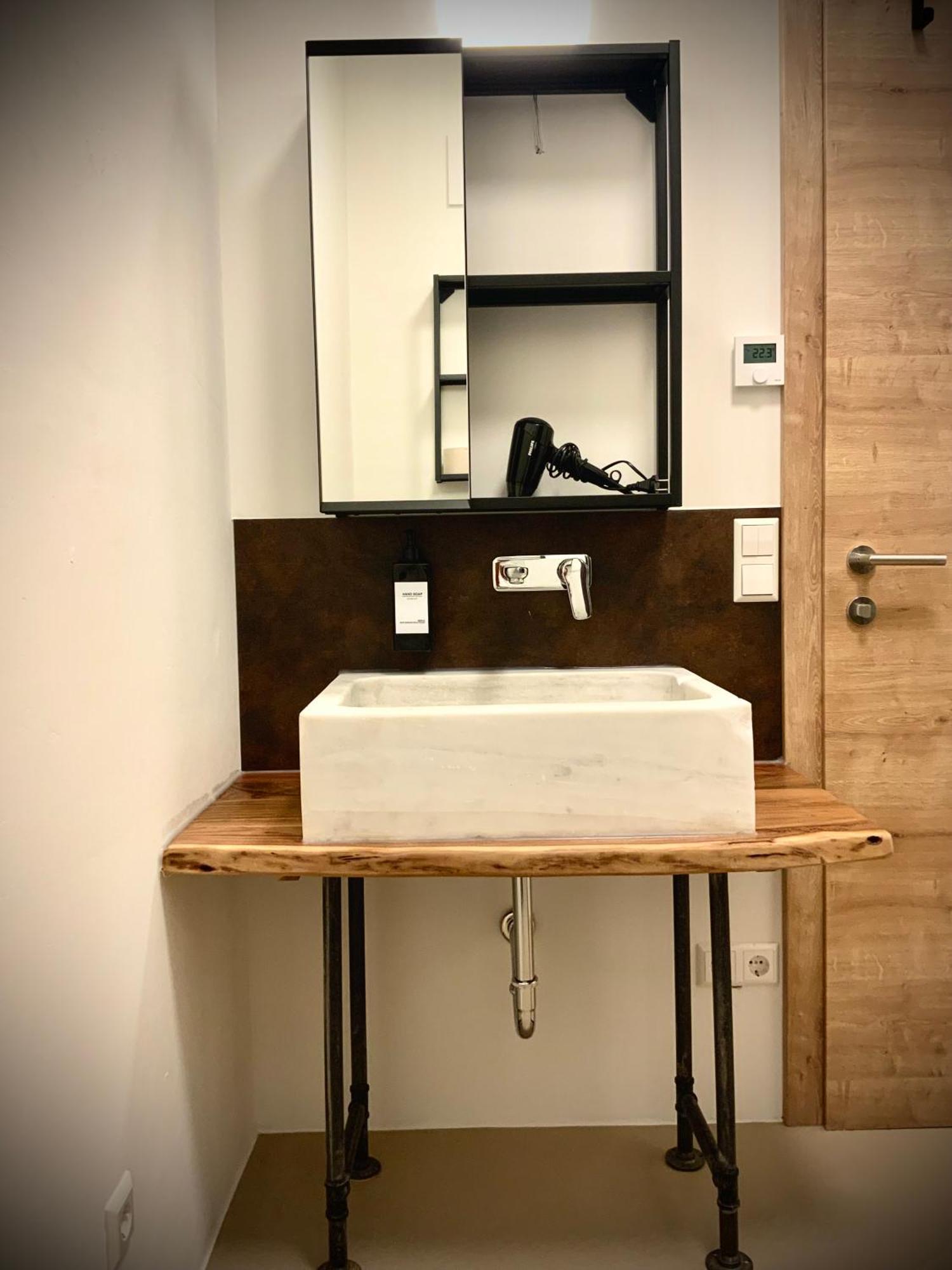 Ferienwohnung Waterfront - Urbane Eleganz Am Bachufer Villach Zimmer foto